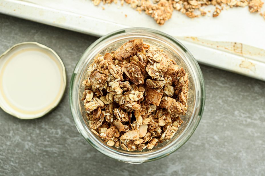 Recept voor knapperige gezonde granola met amandel en kokos