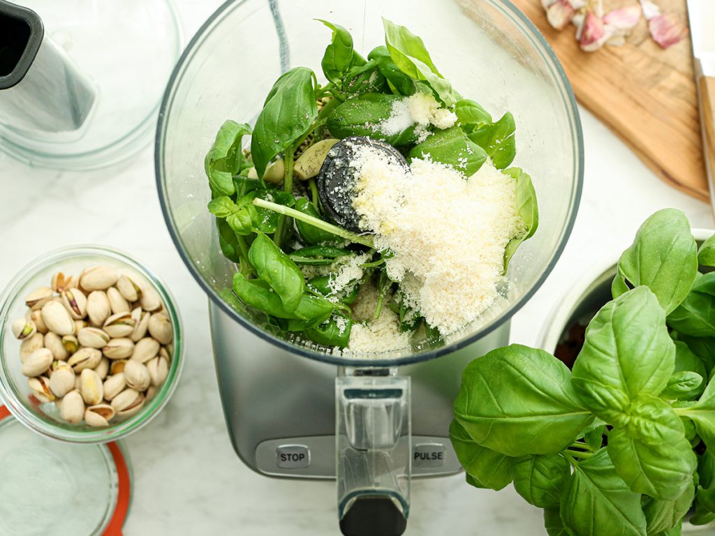 Recept voor zelfgemaakte pesto met pistache noten in een Magimix keukenmachine