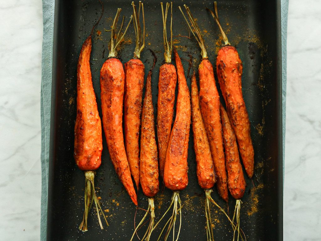 Recept voor zoet geroosterde kruidige wortels met kerrie kruiden