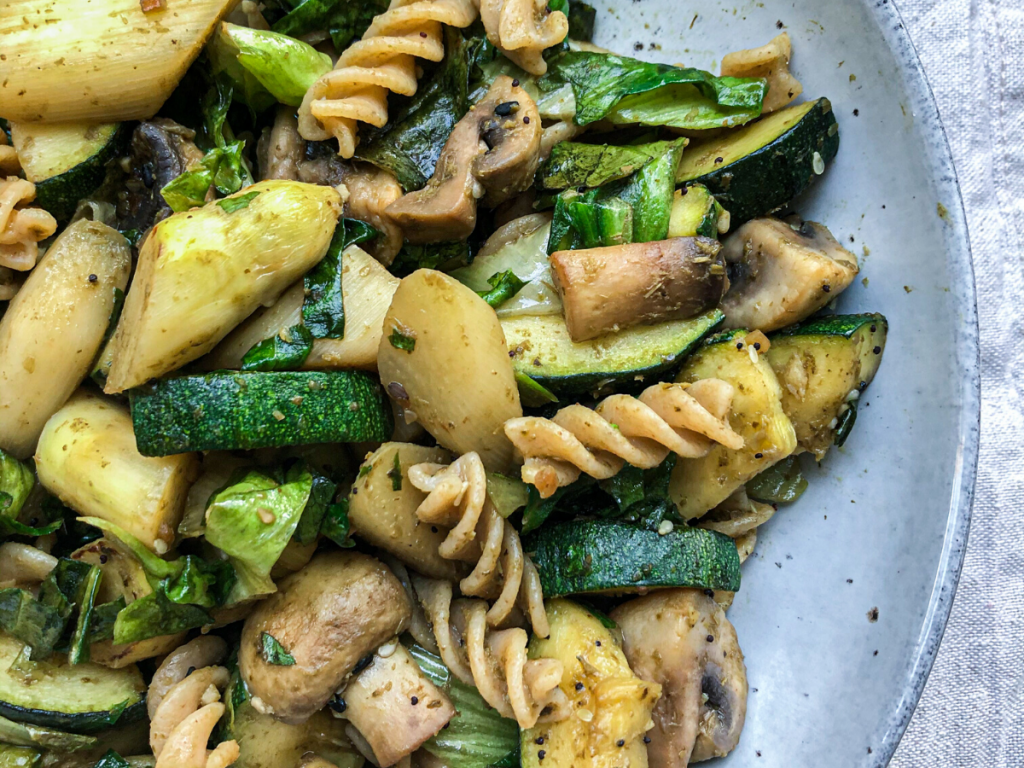Recept coor pasta pesto met witte asperges, courgette, champignons. Makkelijk en snel recept voor een gezonde vegan pasta.