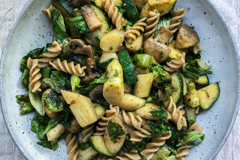 Recept coor pasta pesto met witte asperges, courgette, champignons. Makkelijk en snel recept voor een gezonde vegan pasta.